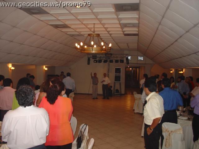 18_cantando_himno_al_colegio.JPG
